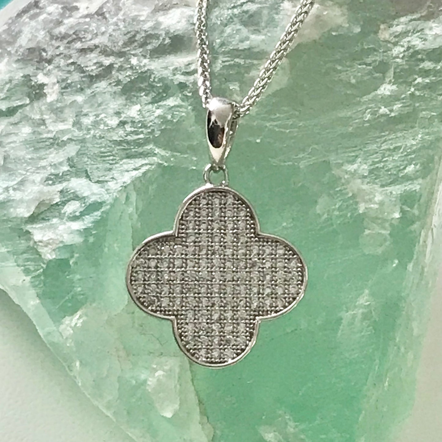 Dije y Cadena de Plata 925 con Zirconias modelo Trébol Van Cl e e f