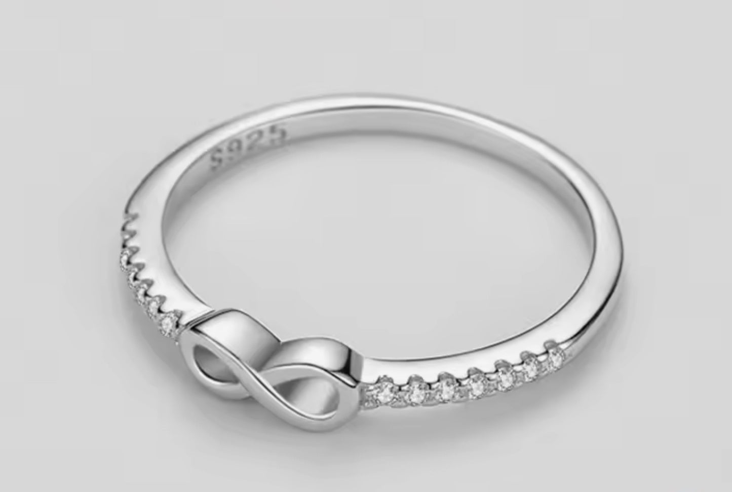 Argolla de Plata 925 con Zirconias, modelo Infinito