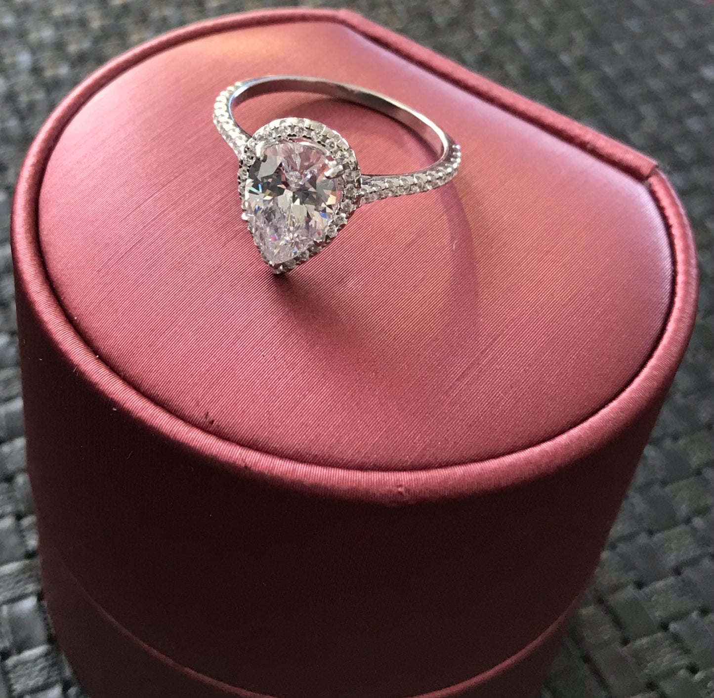 Anillo de Plata 925 con Zirconias modelo Pera