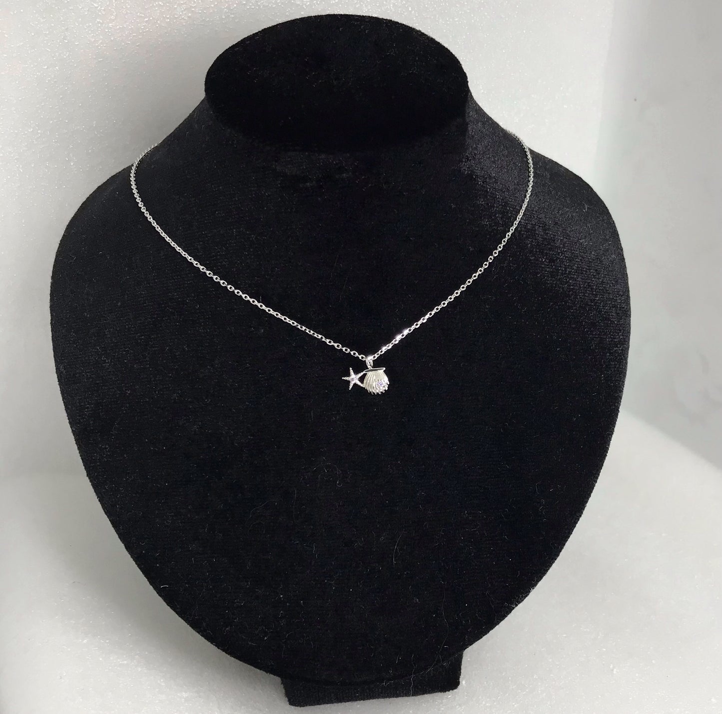 Collar de Plata 925 con Dije de Conchas de Mar, modelo minimalista