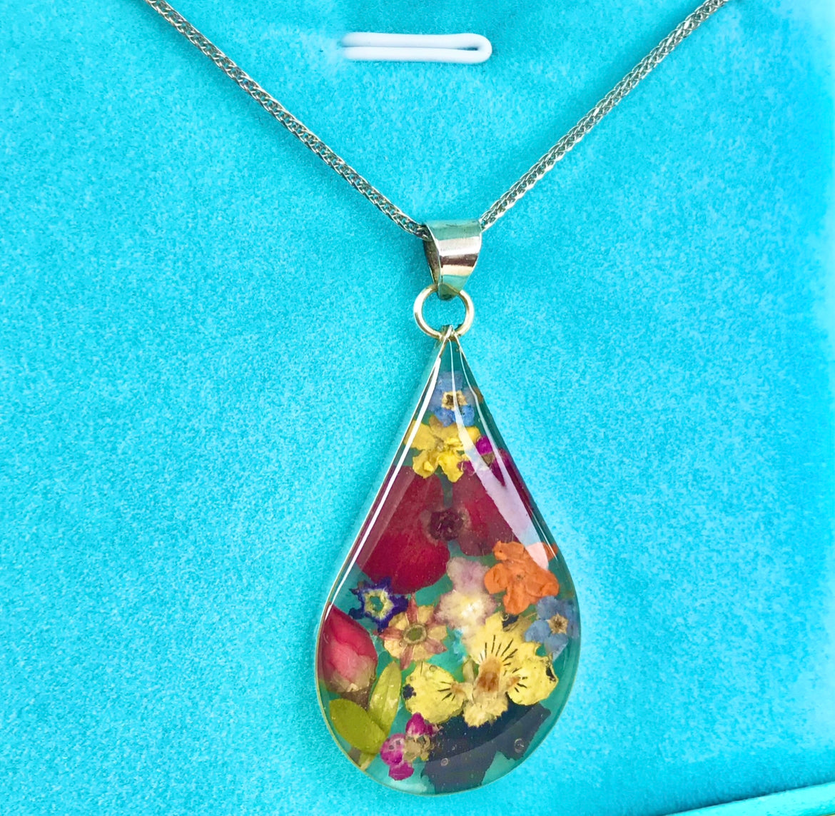 Dije con Naturaleza Muerta Encapsulada en Plata 925 con Cadena