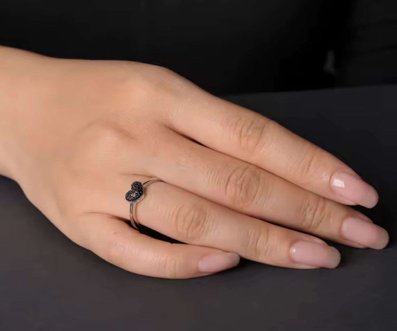 Anillo de Plata con Espinela Negra modelo Corazón