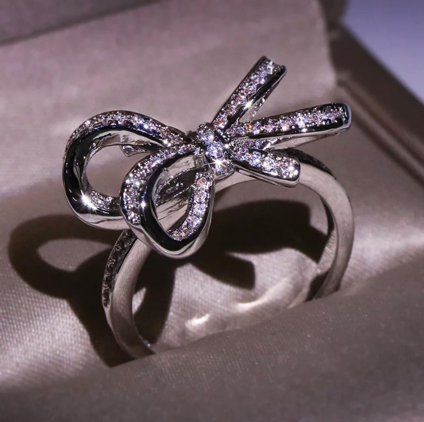Anillo de Plata 925, con Zirconias, modelo Moño