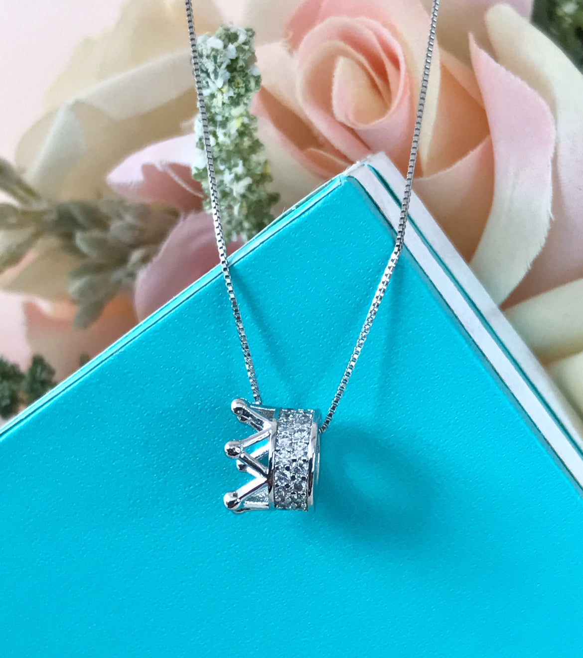 Dije y Cadena de Plata 925 con Zirconias, modelo Corona