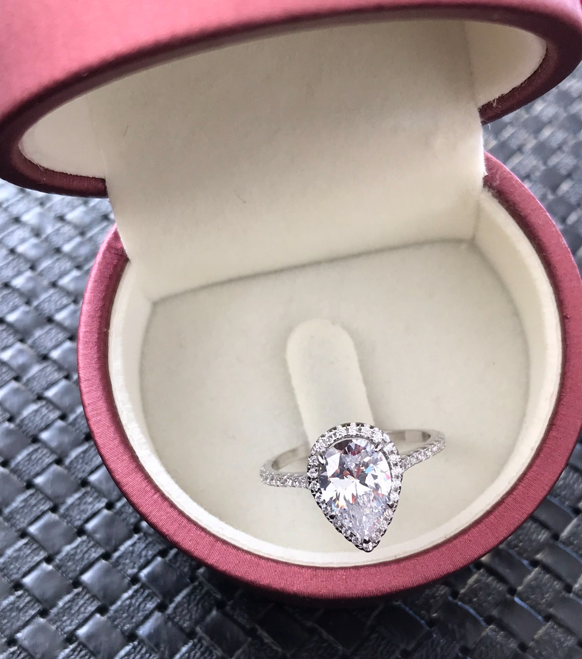 Anillo de Plata 925 con Zirconias modelo Pera