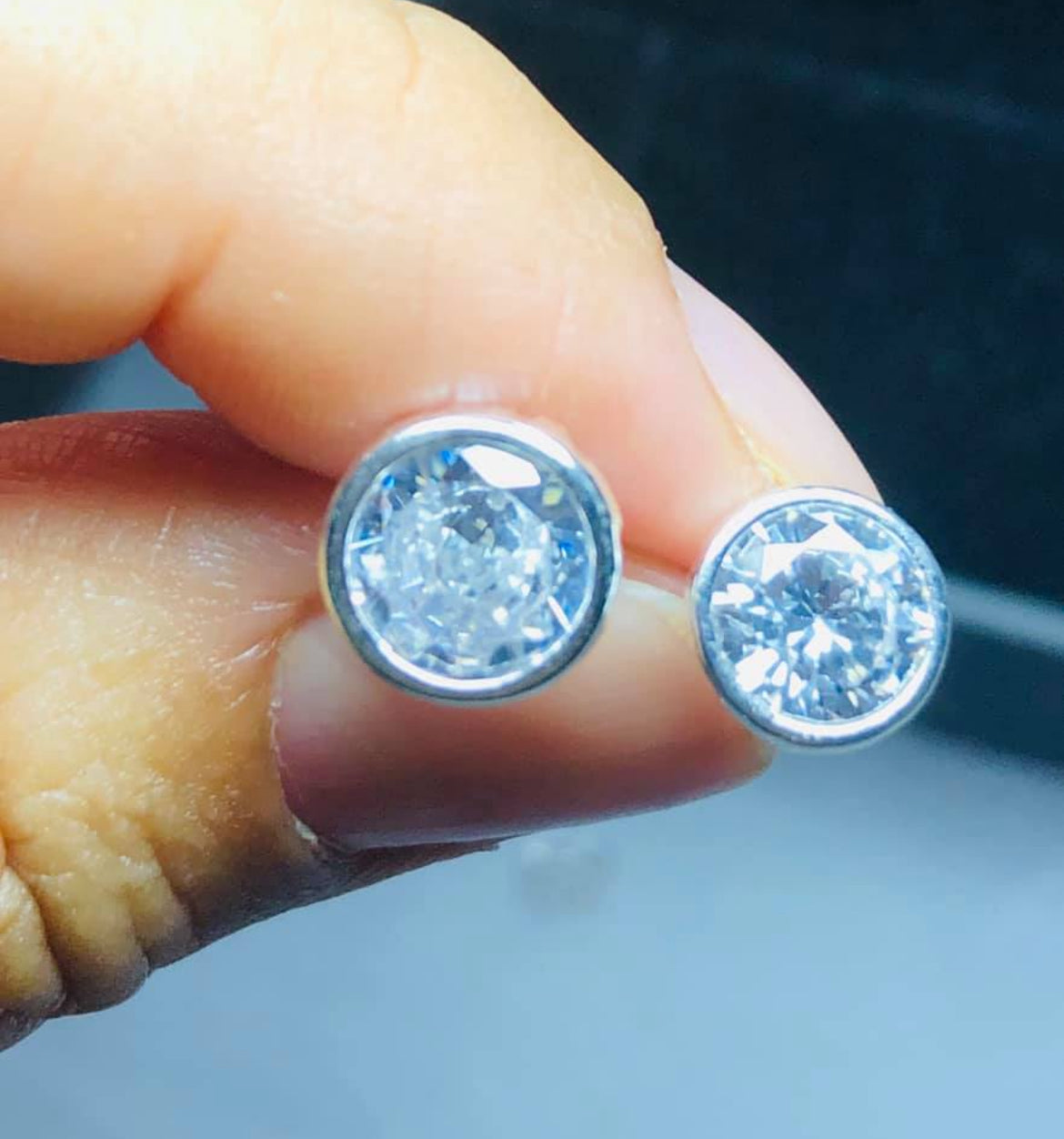 Broqueles de Plata 925 con Zirconias modelo Bisel medida 7mm