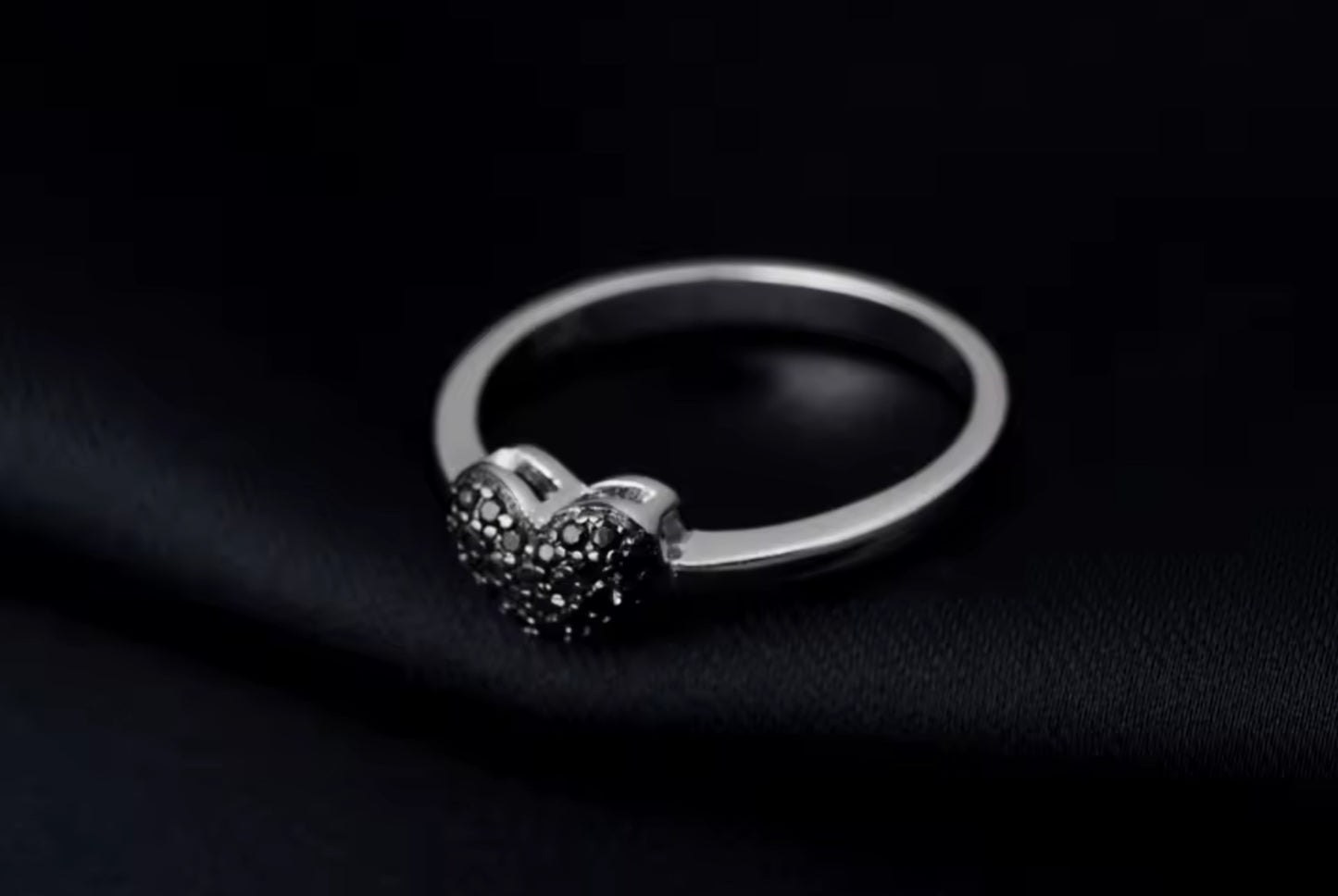Anillo de Plata con Espinela Negra modelo Corazón