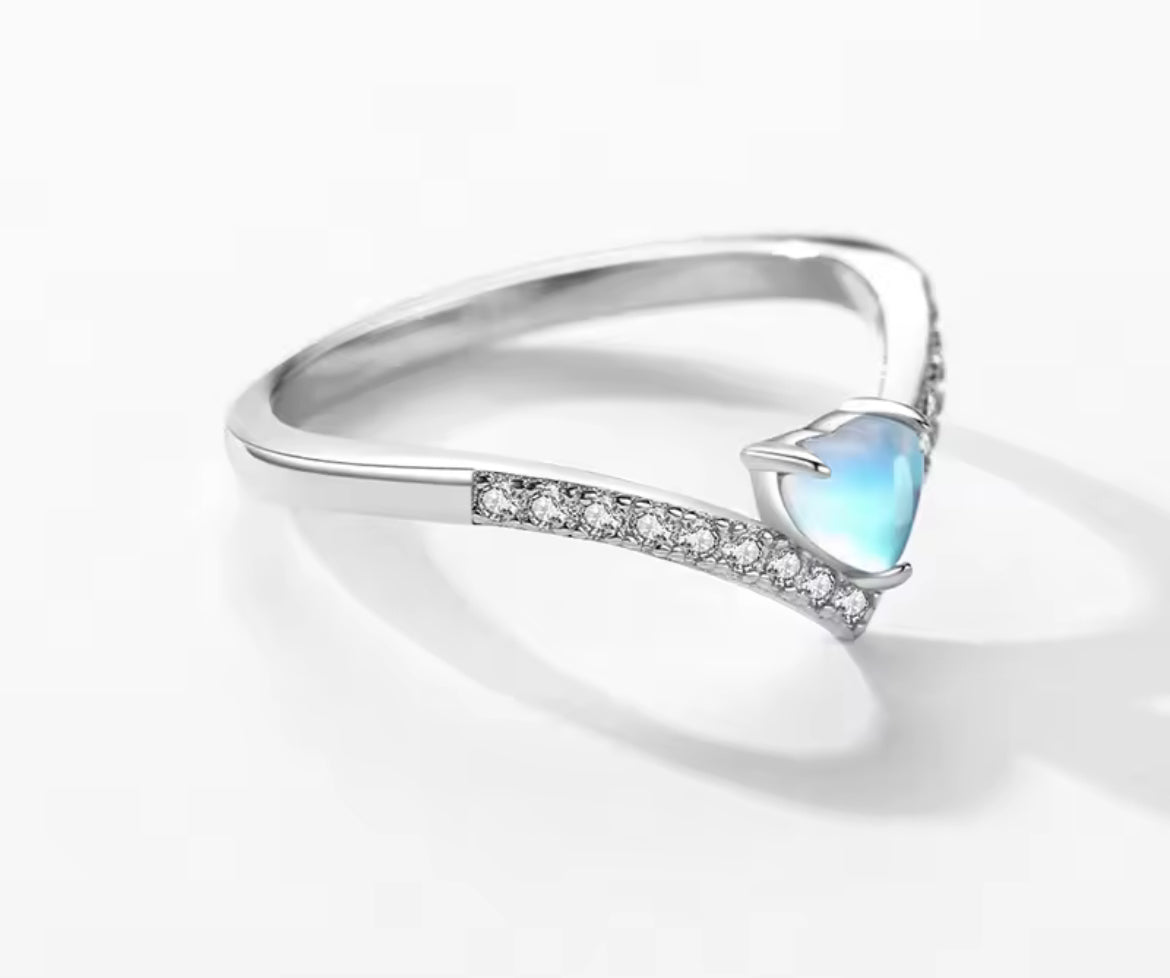 Anillo de Plata 925 con Piedra Luna en forma de Corazón 🩵