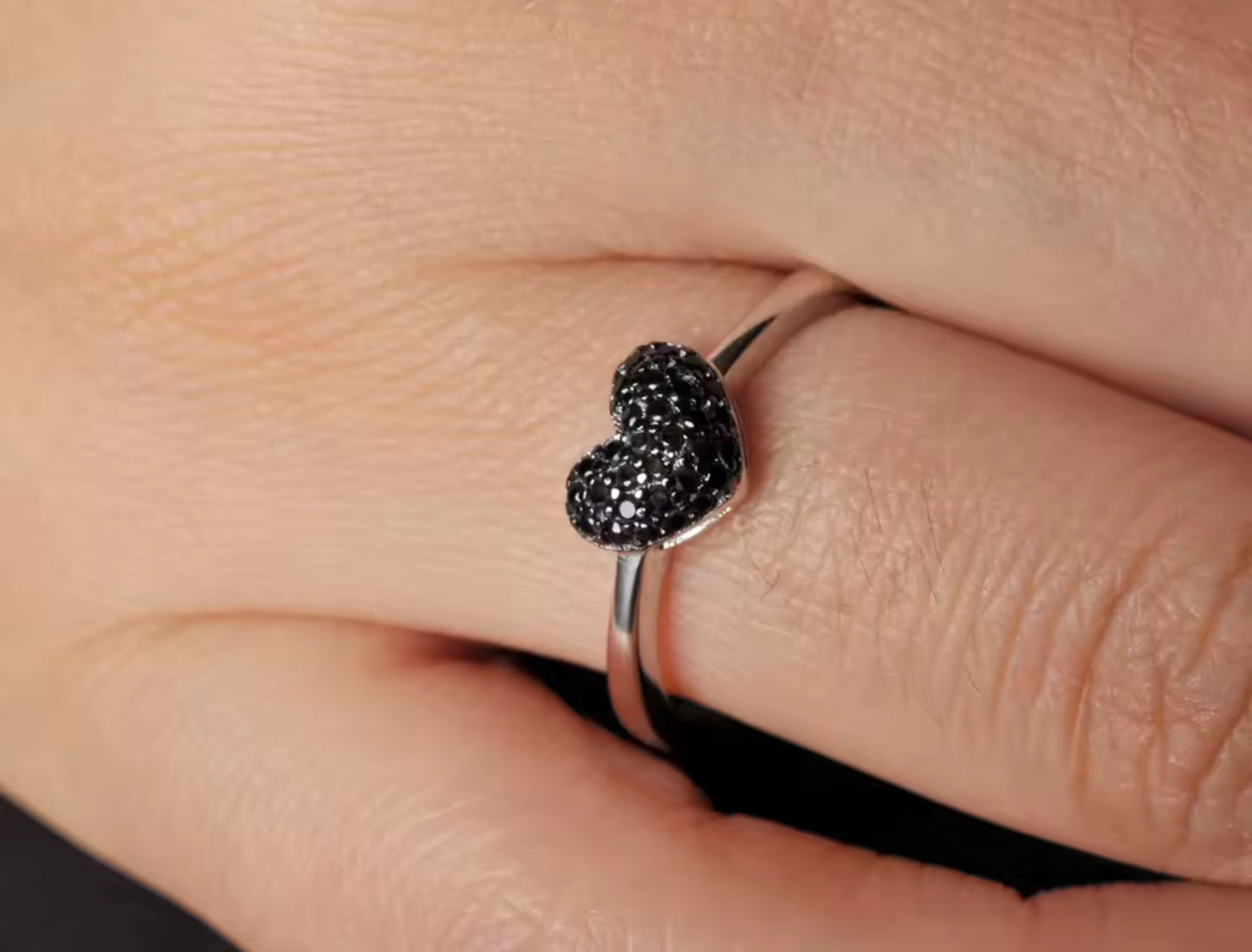 Anillo de Plata con Espinela Negra modelo Corazón