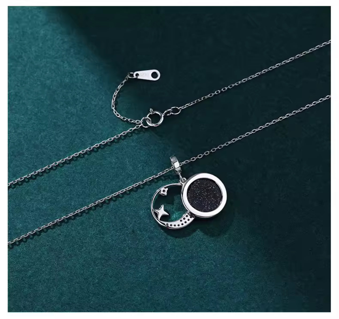Collar de Plata 925, con baño de Oro de 14k, modelo Luna y Estrellas