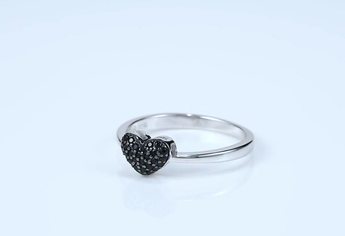 Anillo de Plata con Espinela Negra modelo Corazón