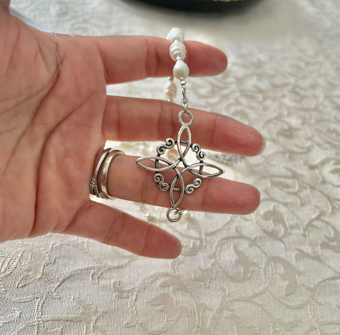 Pulsera con Nudo de Bruja de Plata 925 con Perlas de Río Naturales