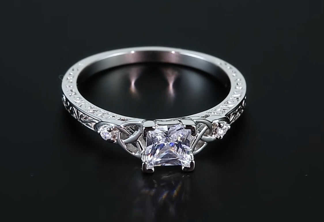 Anillo de Plata 925 con Zirconias modelo Nudos Celta
