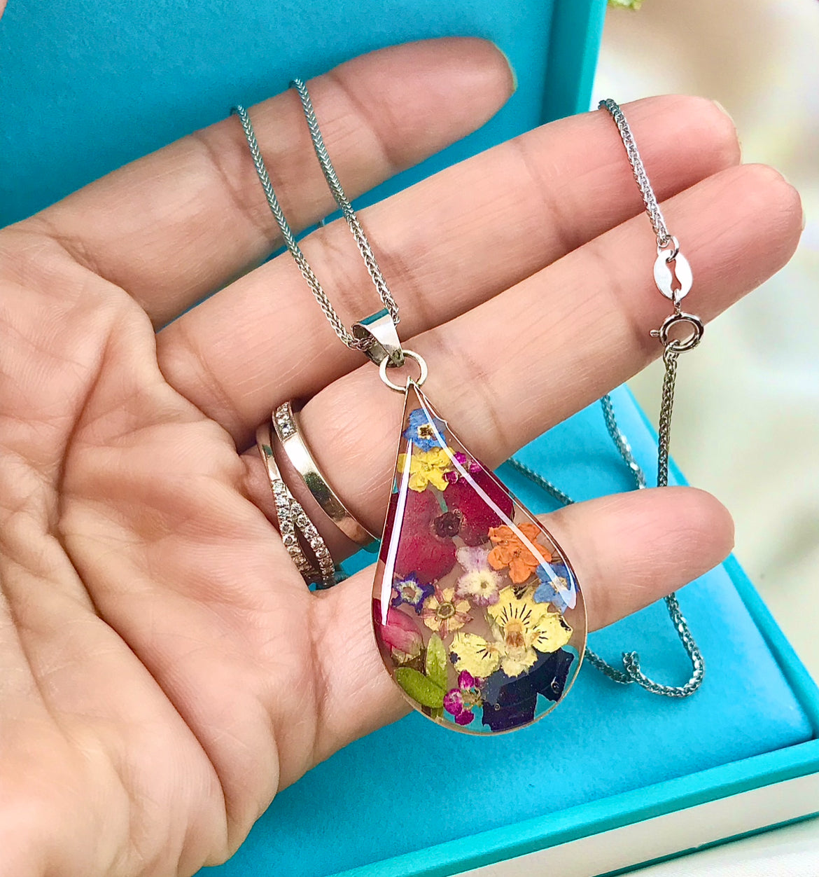 Dije con Naturaleza Muerta Encapsulada en Plata 925 con Cadena