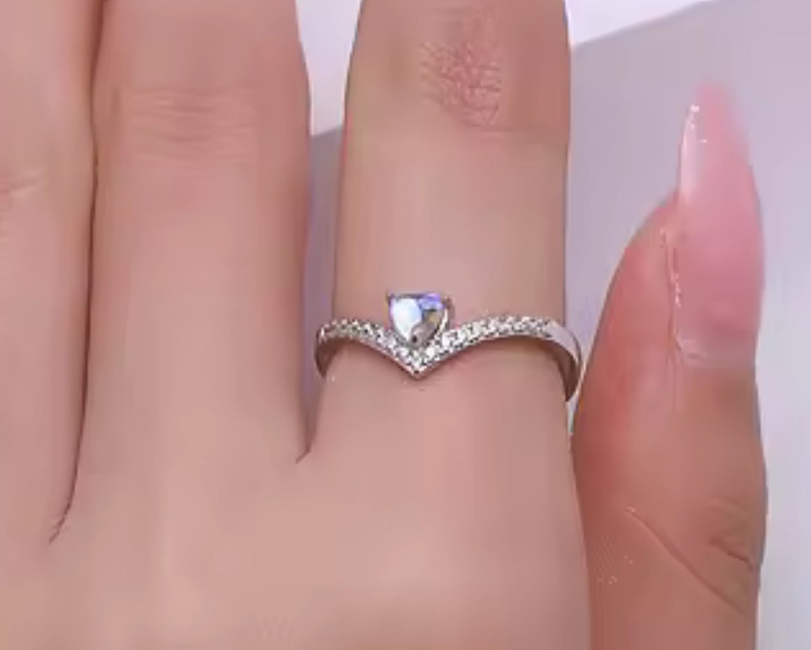 Anillo de Plata 925 con Piedra Luna en forma de Corazón 🩵