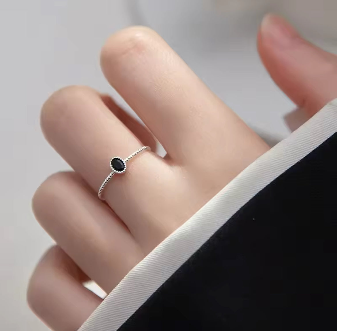 Anillo de Plata 925 con Zirconia Negra modelo Minimalista