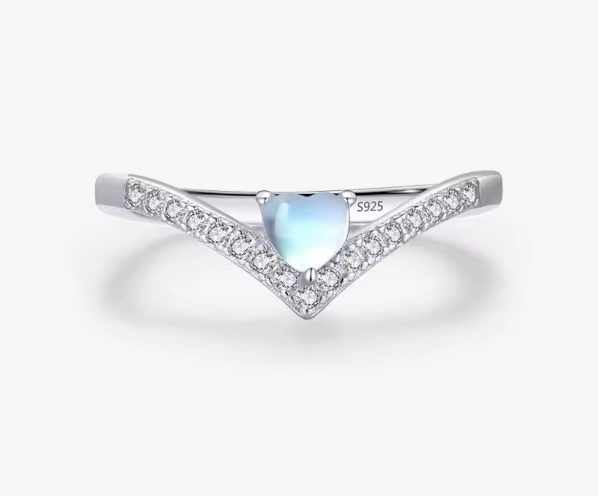 Anillo de Plata 925 con Piedra Luna en forma de Corazón 🩵