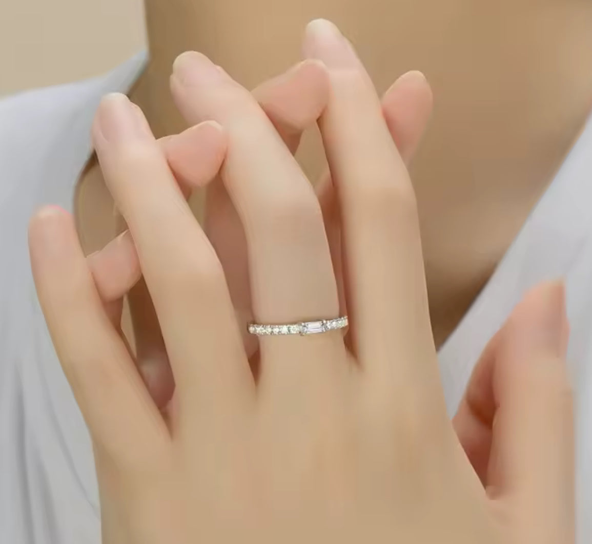 Anillo de Plata 925 con Zirconias modelo Minimalista