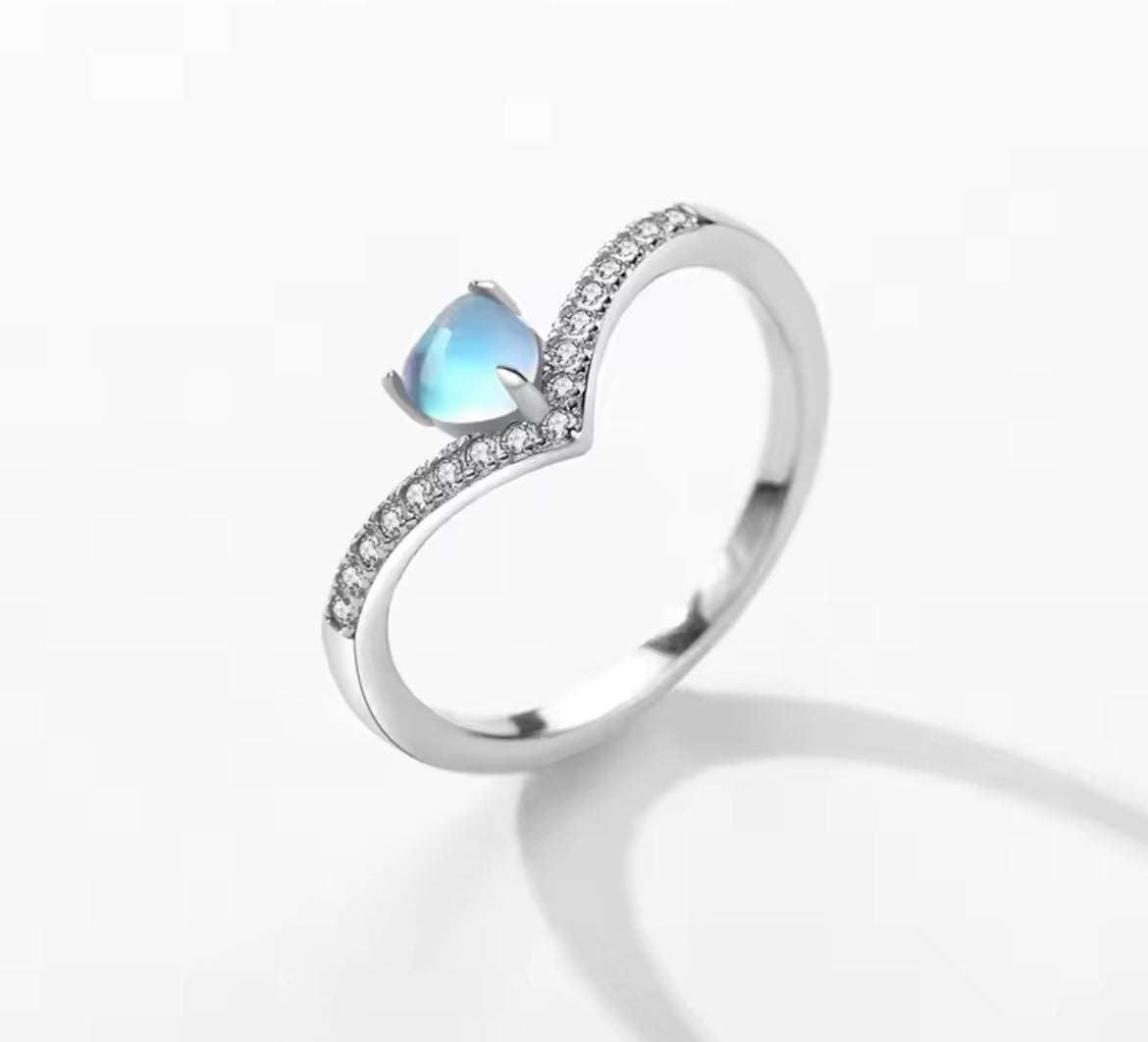 Anillo de Plata 925 con Piedra Luna en forma de Corazón 🩵