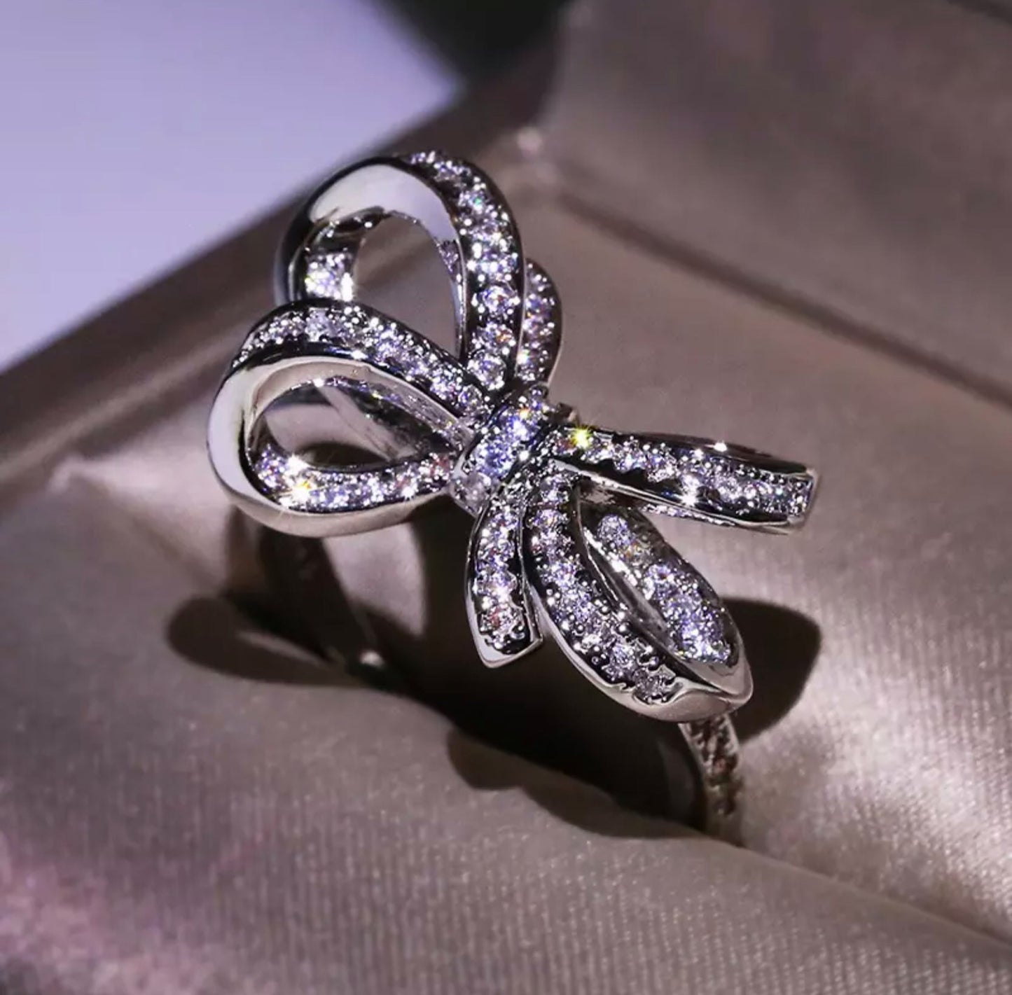 Anillo de Plata 925, con Zirconias, modelo Moño