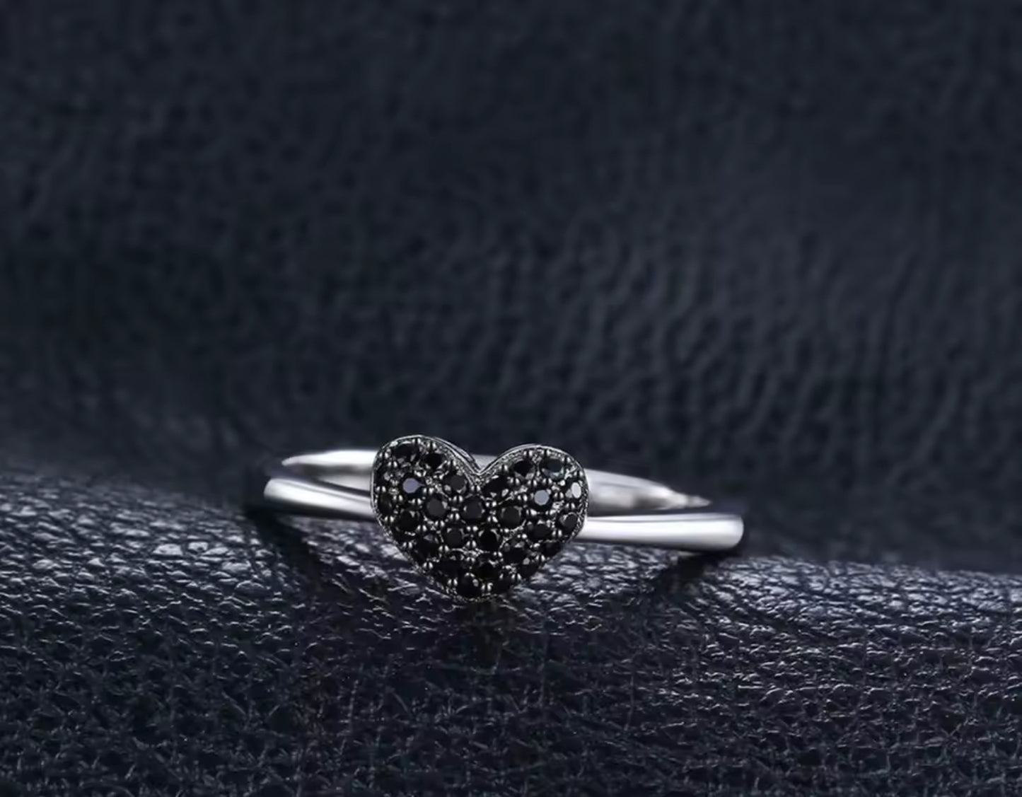 Anillo de Plata con Espinela Negra modelo Corazón