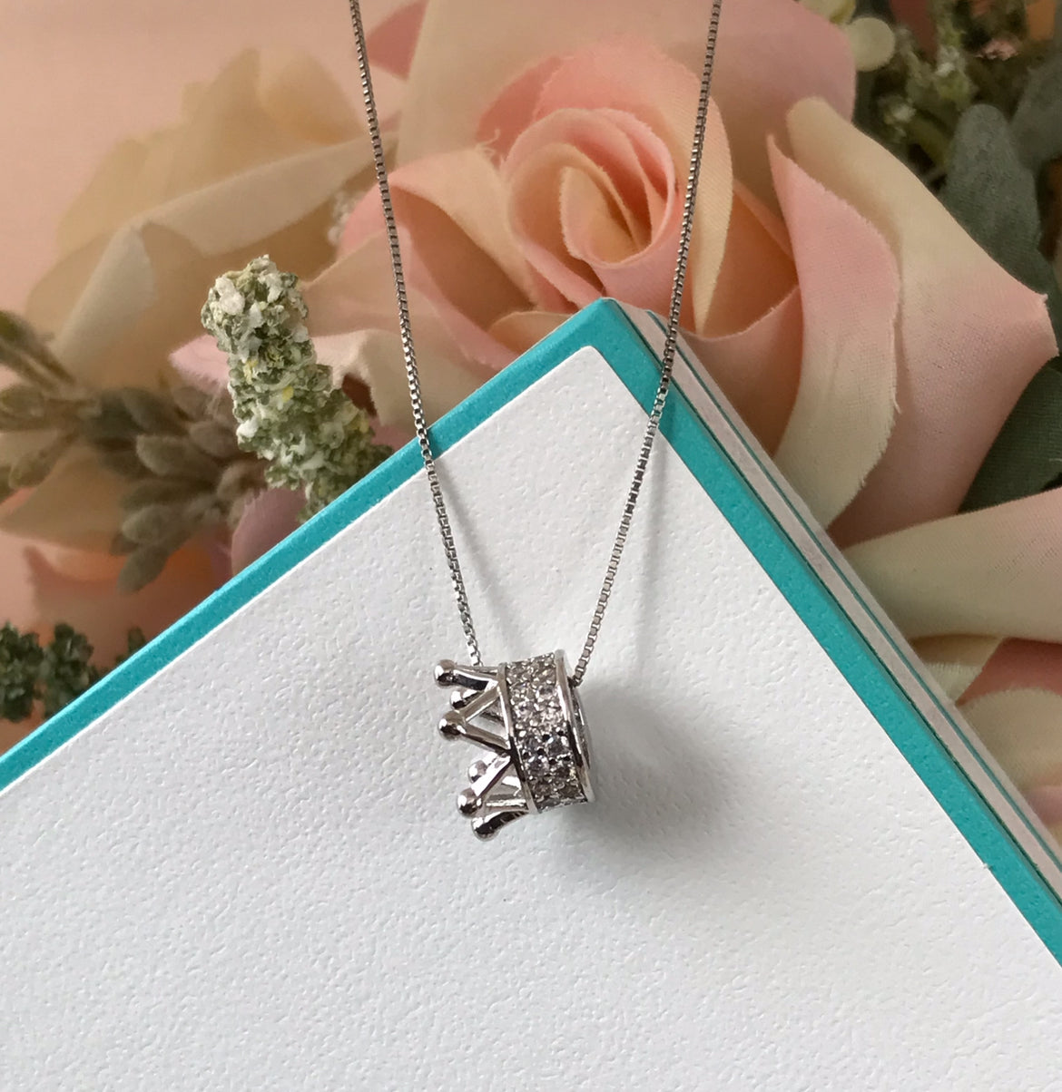 Dije y Cadena de Plata 925 con Zirconias, modelo Corona