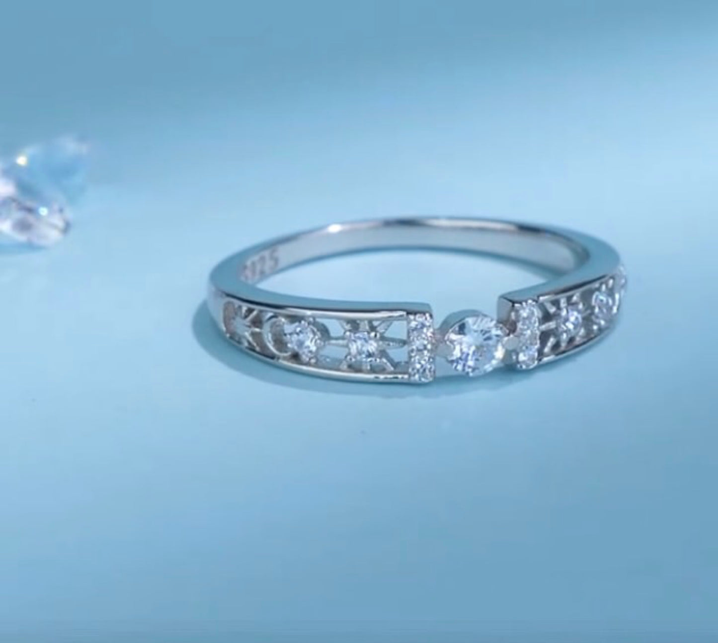 Argolla de Plata 925, con Zirconias, modelo Sol Luna y Estrellas