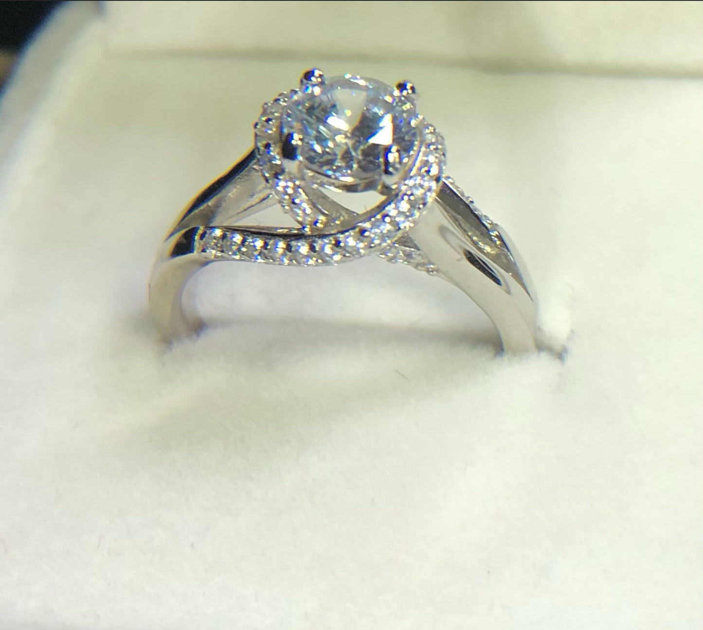 Anillo de Plata 925 con Zirconias modelo Infinito