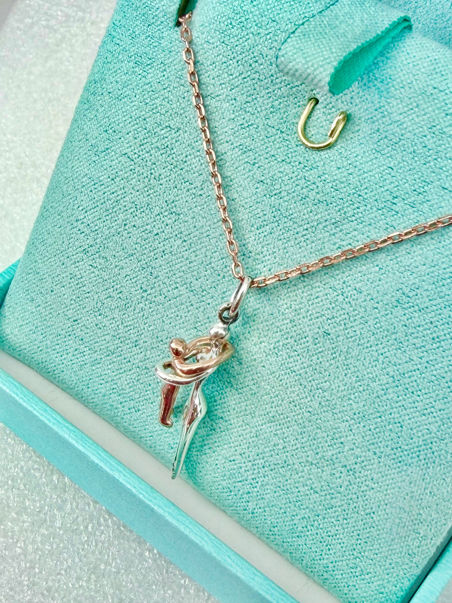 Dije con Cadena de Plata, bañada en Oro Rosa- Modelo Abrazo de Mamá