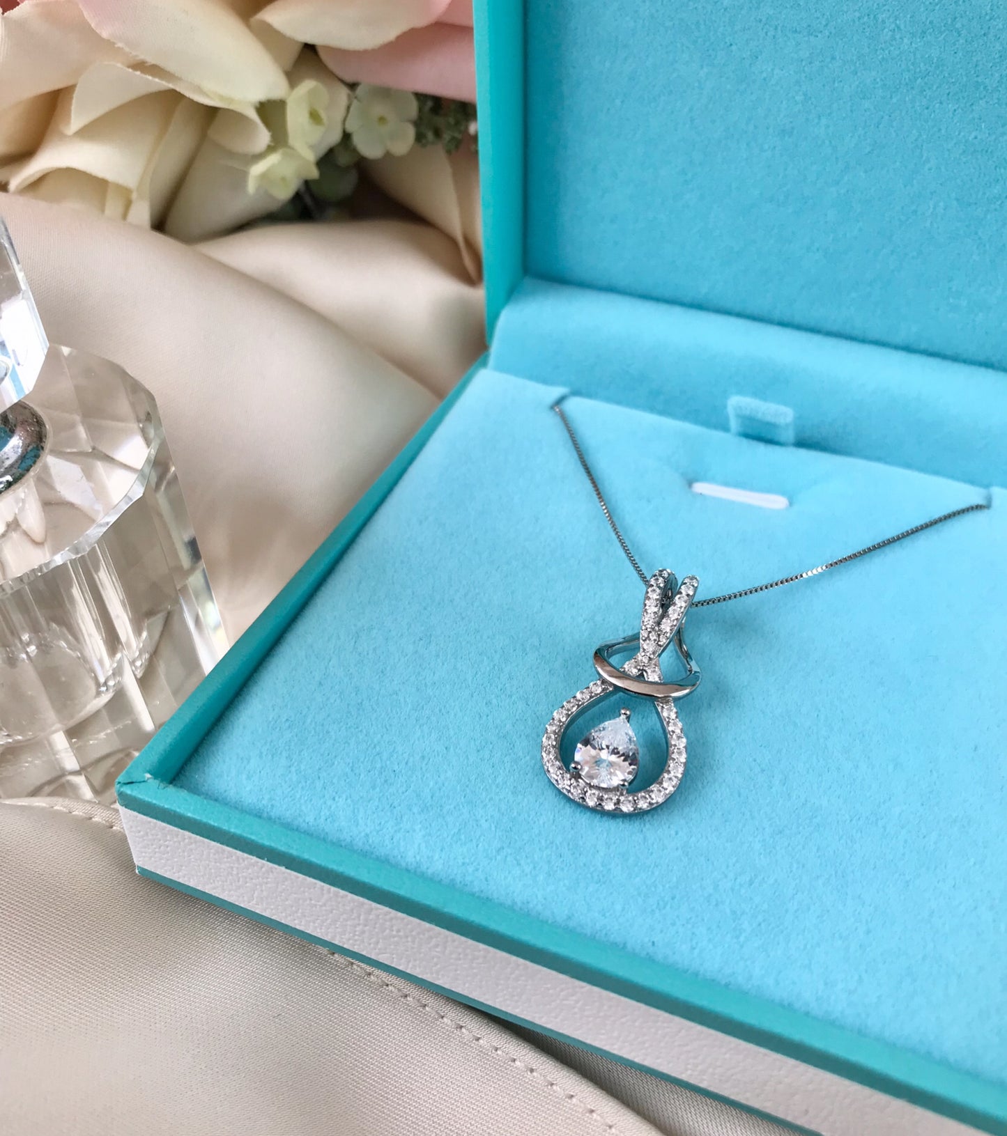Dije con cadena de Plata 925, modelo Nudo Infinito