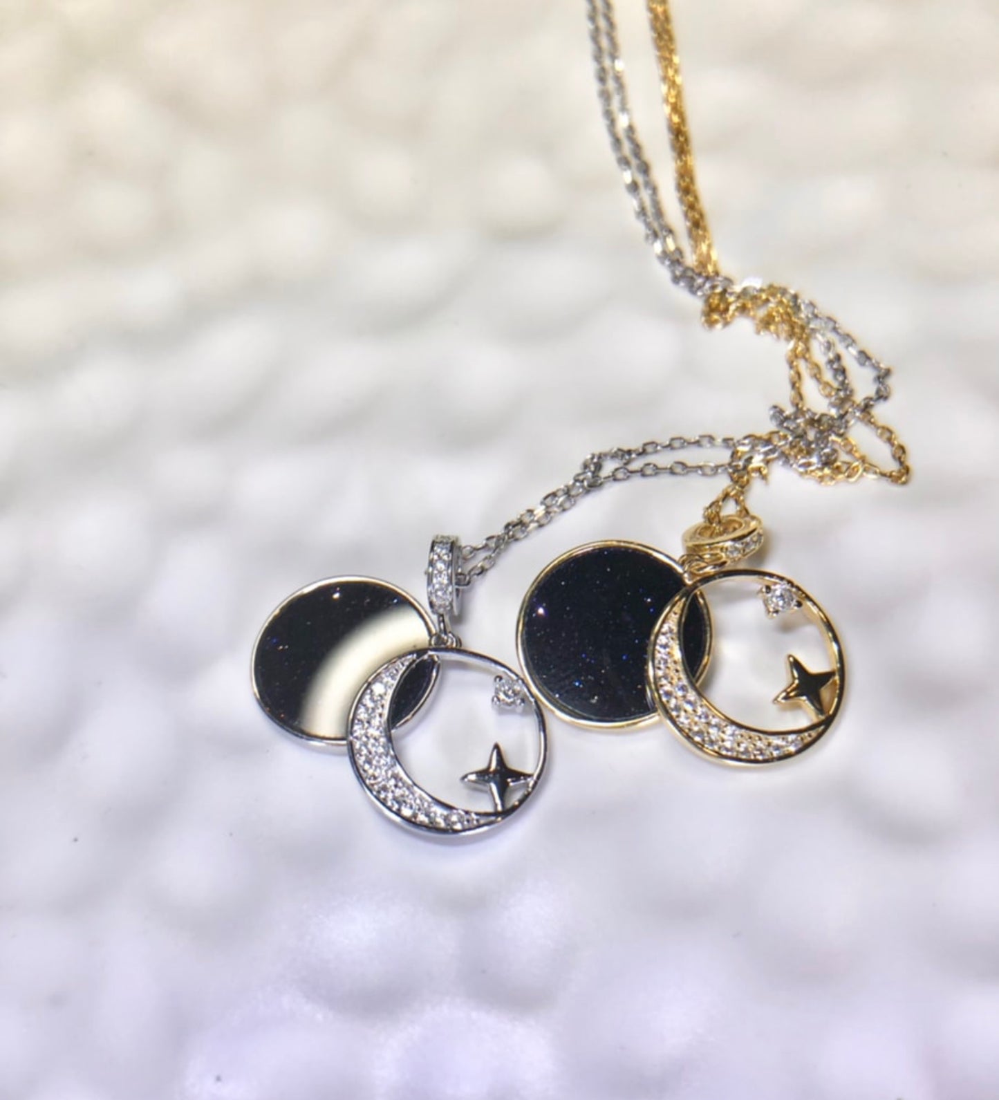 Collar de Plata 925, con baño de Oro de 14k, modelo Luna y Estrellas