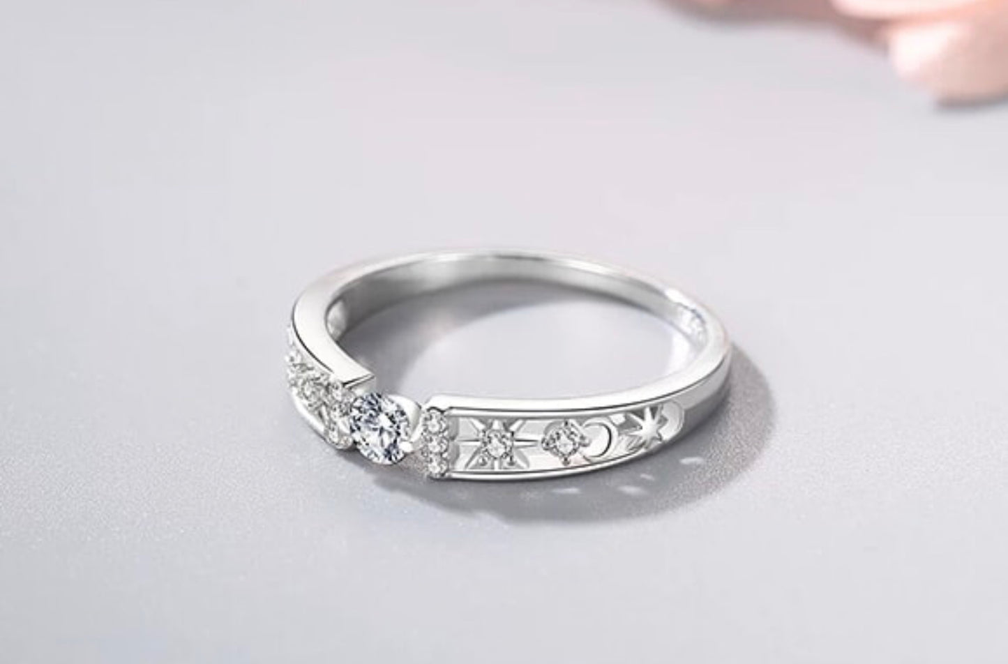 Argolla de Plata 925, con Zirconias, modelo Sol Luna y Estrellas