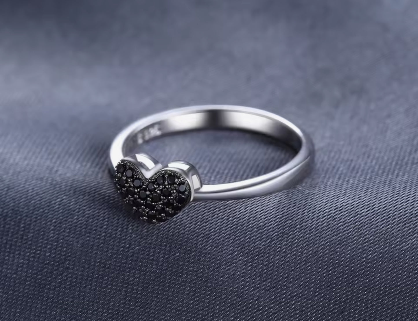 Anillo de Plata con Espinela Negra modelo Corazón