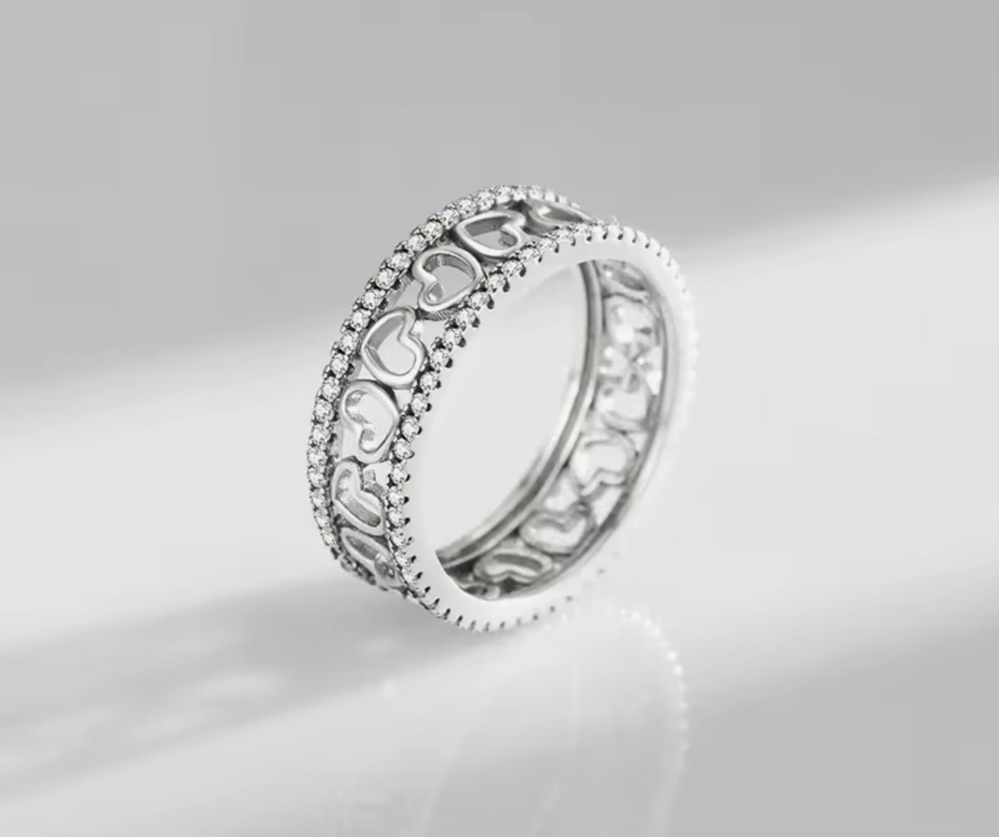Argolla de Plata 925 con Zirconias, modelo Corazón