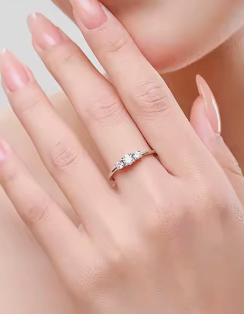 Anillo de Plata 925 con Zirconias modelo “Presente, Pasado, Futuro”