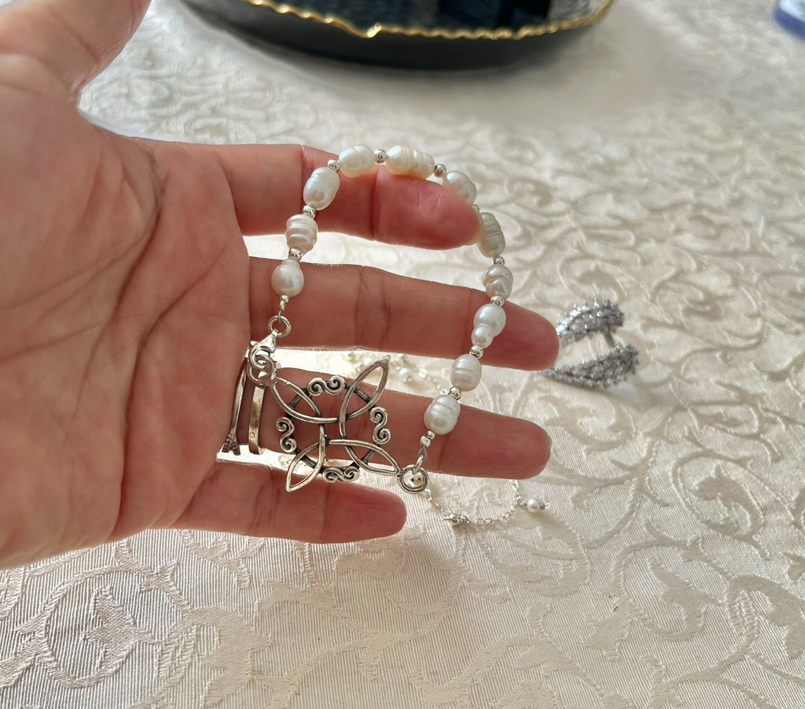 Pulsera con Nudo de Bruja de Plata 925 con Perlas de Río Naturales