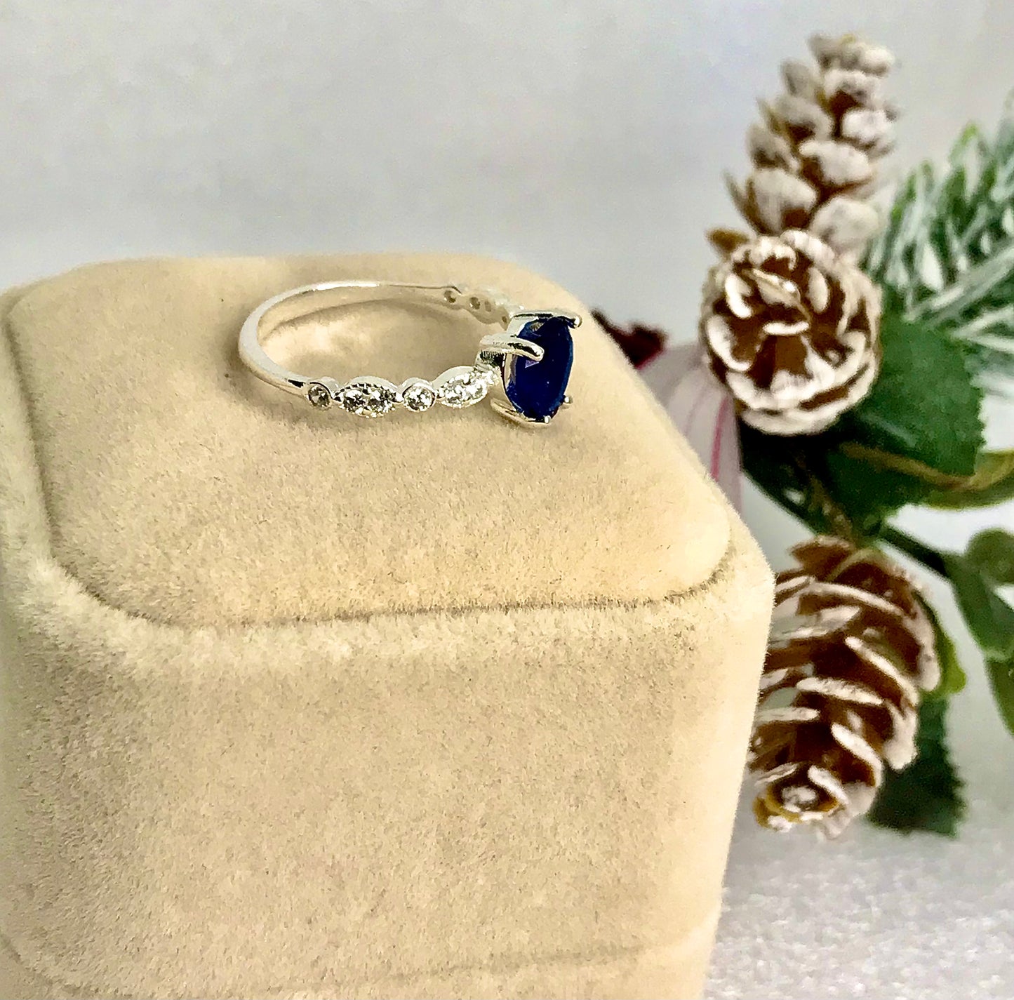 Anillo de Plata 925 con Zirconias modelo Corazón en Azul Marino