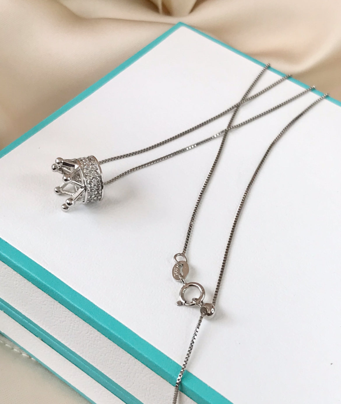Dije y Cadena de Plata 925 con Zirconias, modelo Corona