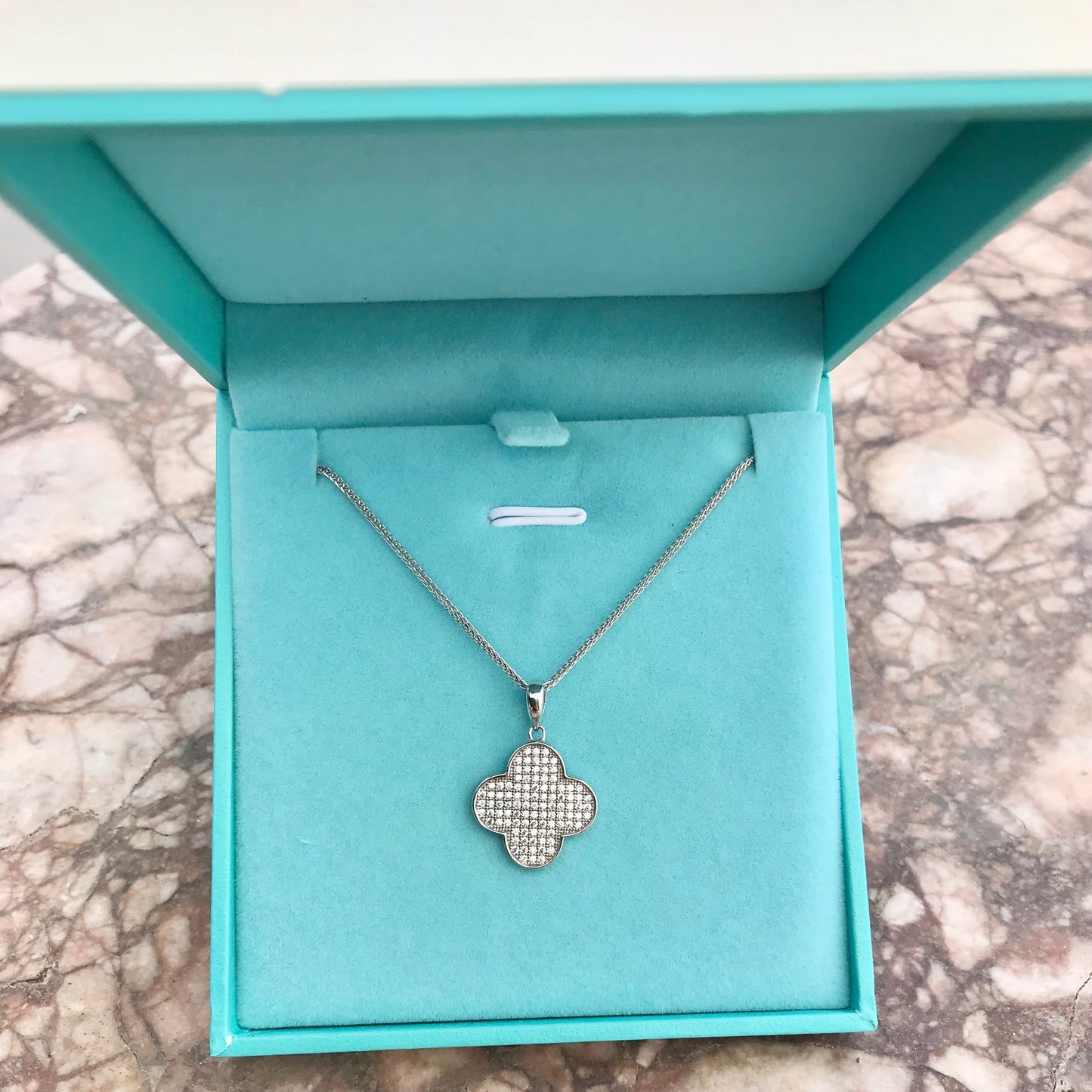 Dije y Cadena de Plata 925 con Zirconias modelo Trébol Van Cl e e f