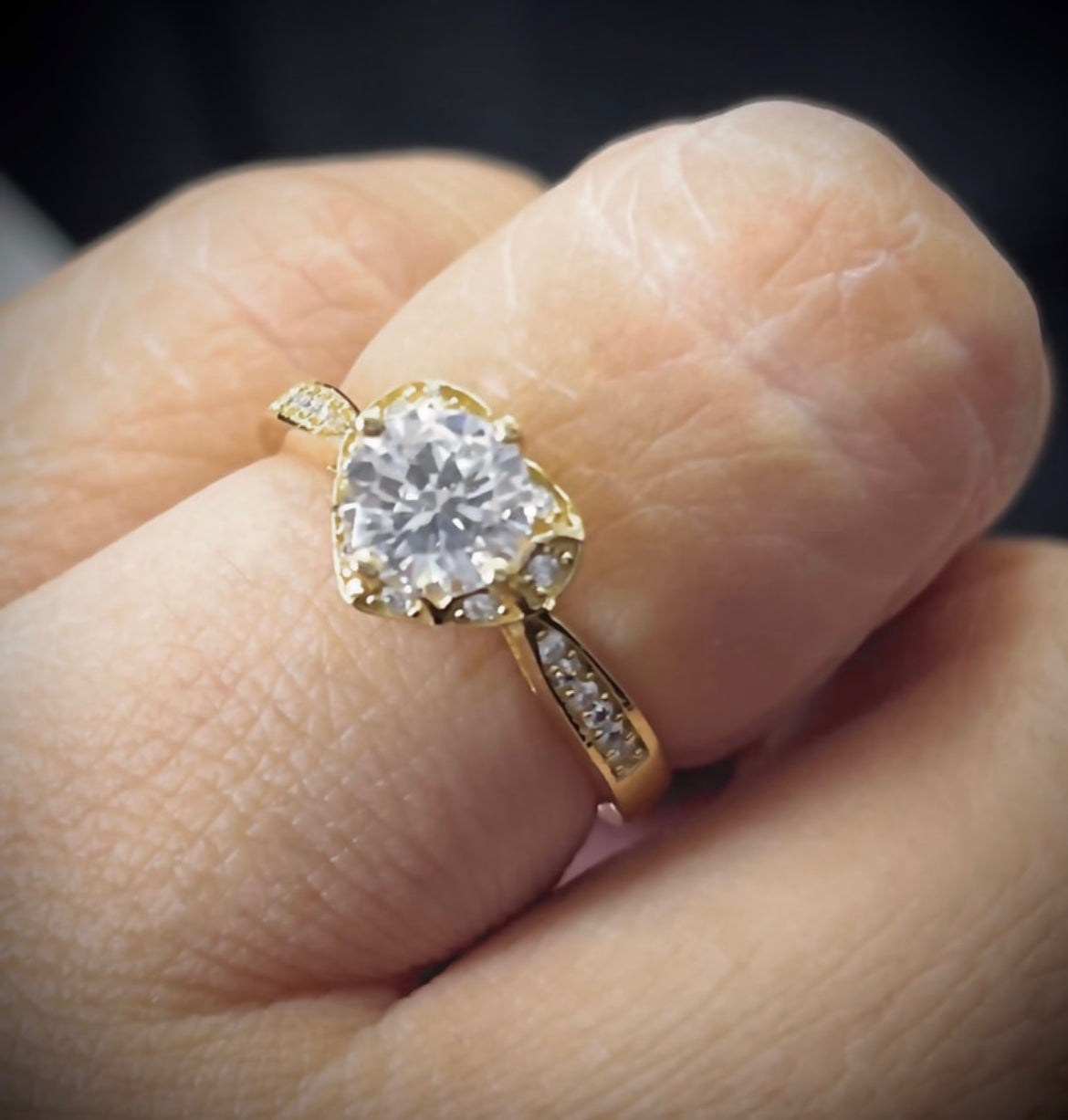 Anillo en Chapa de Oro 14k y Zirconias modelo Corazón