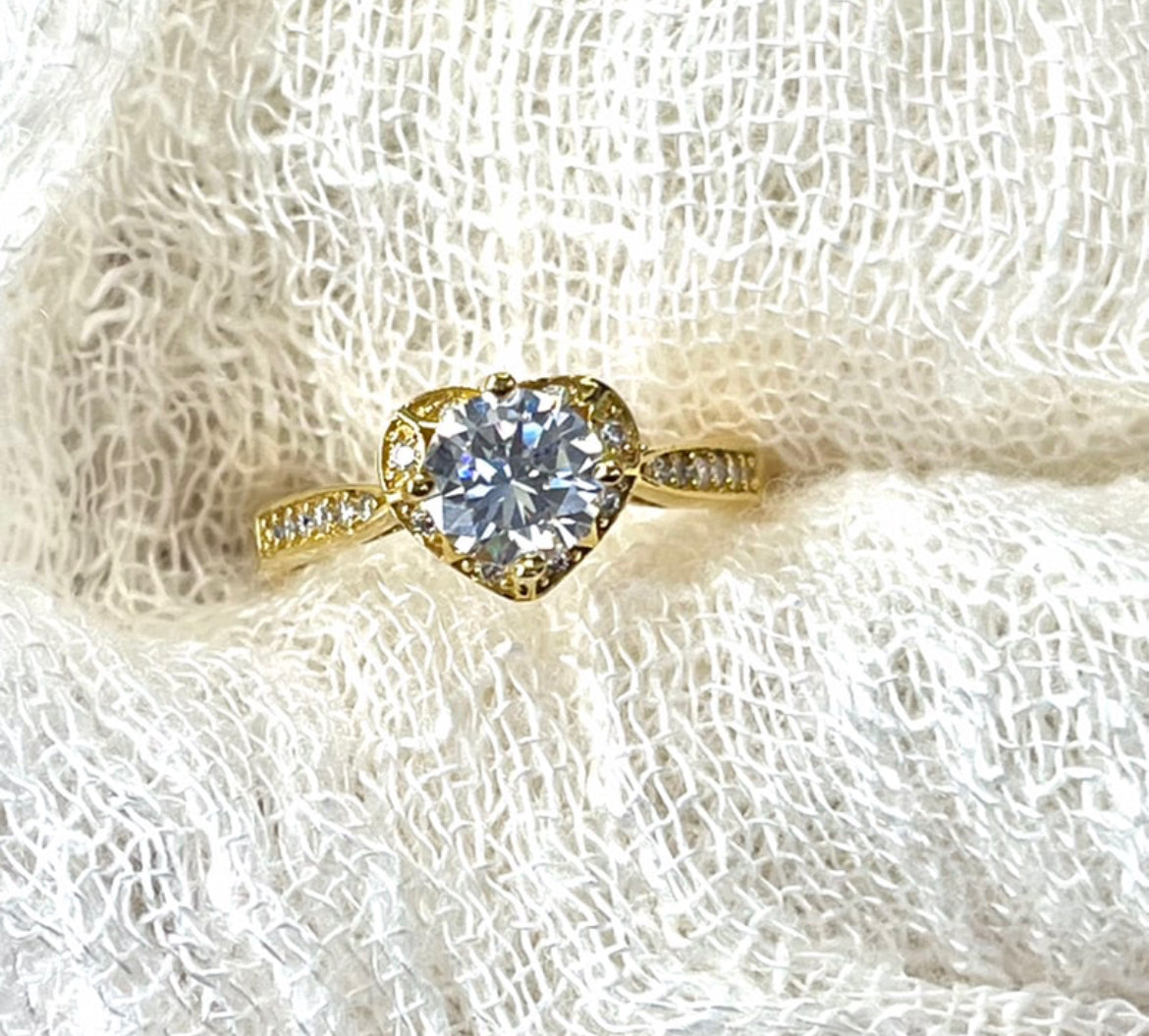 Anillo en Chapa de Oro 14k y Zirconias modelo Corazón