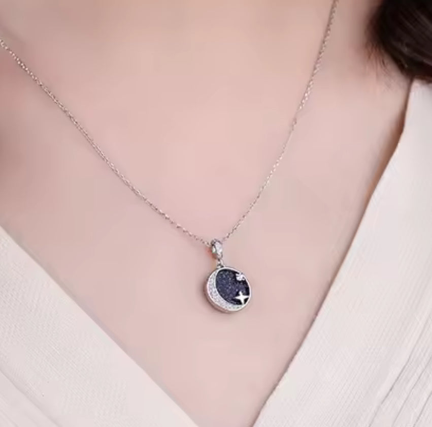 Collar de Plata 925, con baño de Oro de 14k, modelo Luna y Estrellas
