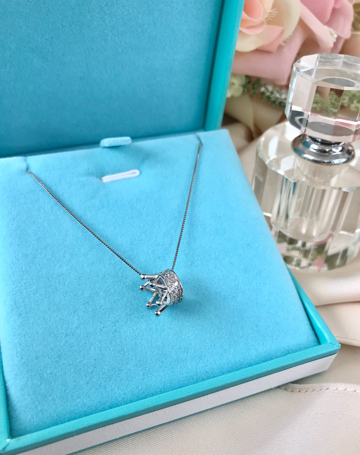 Dije y Cadena de Plata 925 con Zirconias, modelo Corona