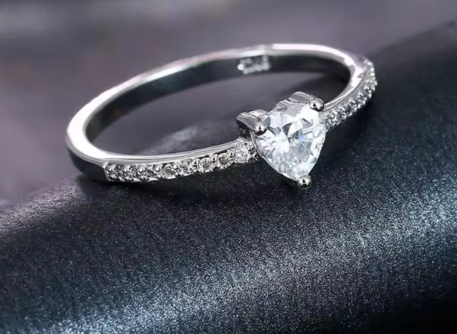 Anillo de Plata 925 con Zirconias modelo Corazón