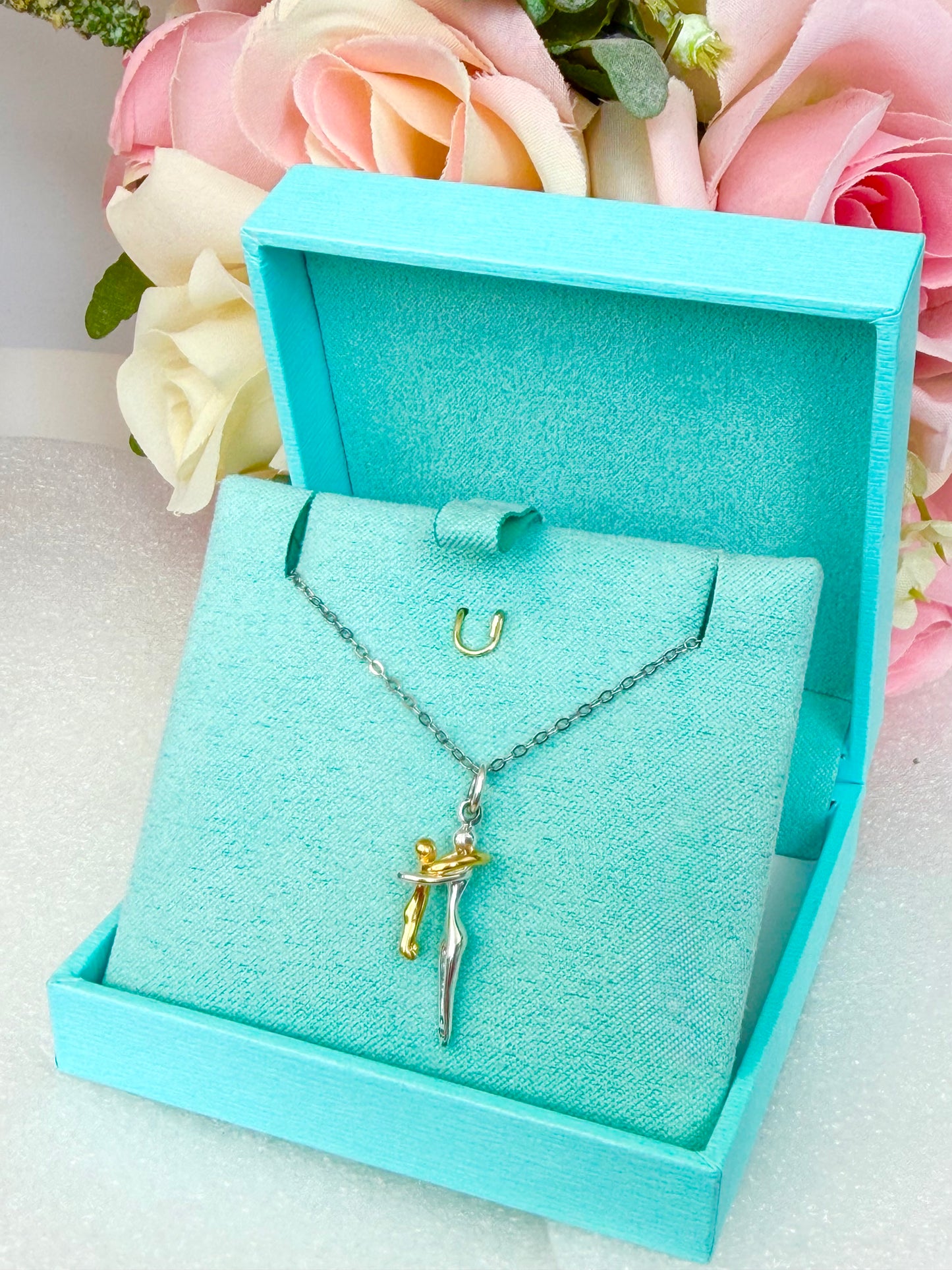 Dije con Cadena de Plata 925, Modelo Abrazo de Mamá