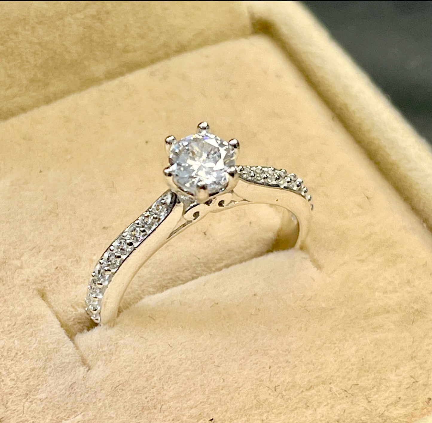 Anillo de Plata 925 con Zirconias