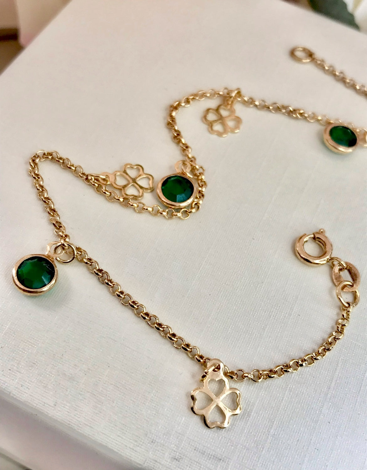 Tobillera en Chapa de Oro 18 con Cristales Verde, modelo Trebol
