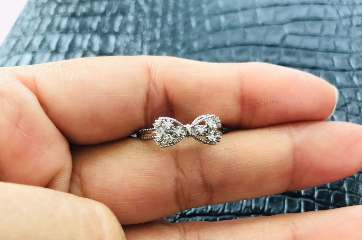 Anillo de Plata 925 con Zirconias modelo Moño