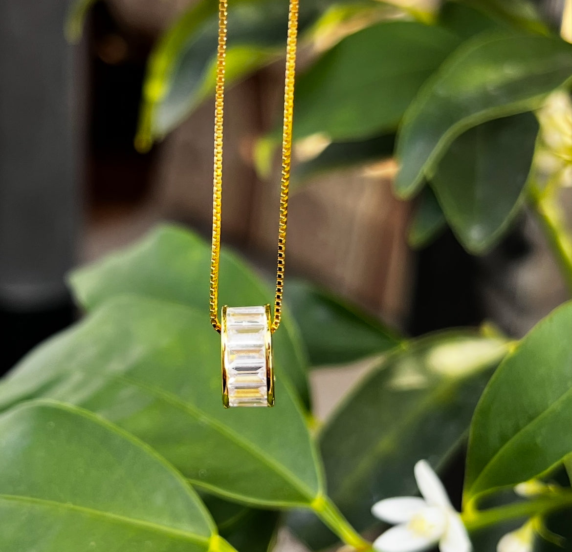 Dije y Cadena de Plata 925, con baño de Oro de 14k, y Baguettes