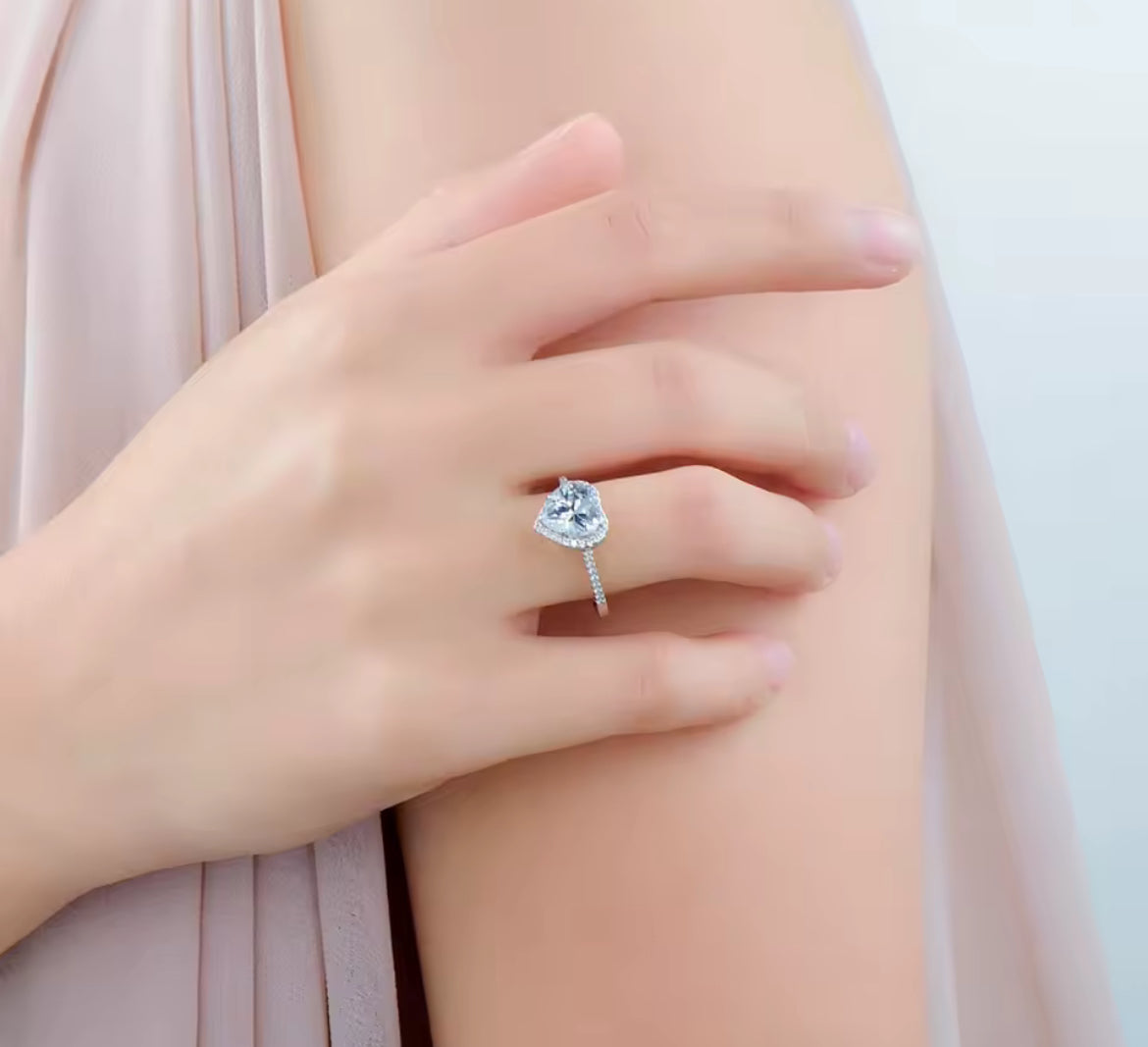 Anillo de Plata 925 con Zirconias modelo Corazón